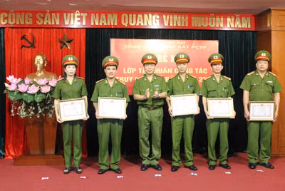Đại tá Nguyễn Dĩnh, Cục trưởng Cục Cảnh sát truy nã tội phạm tặng giấy khen cho 5 đồng chí có thành tích xuất sắc trong khóa học.