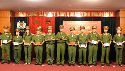 Ban tổ chức trao giấy chứng nhận hoàn thành khóa học cho các đồng chí tham gia tập huấn.