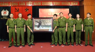 Ban cán sự lớp tập huấn trao tặng bức tranh kỷ niệm cho lãnh đạo Cục Cảnh sát truy nã tội phạm.