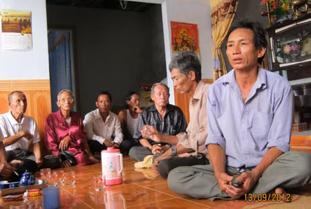 Người làng đến thăm hỏi, chia buồn với gia đình nạn nhân Mai Văn Hồng.