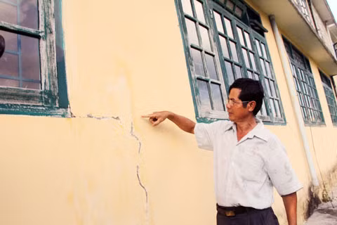 Vết nứt trên nhà dân sau động đất ngày 23/9.