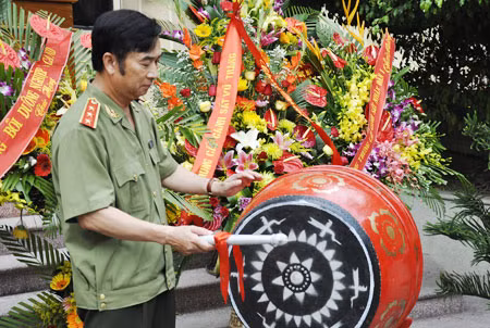 Thượng tướng Đặng Văn Hiếu, Ủy viên TW Đảng, Thứ trưởng Thường trực Bộ Công an đánh trống khai giảng năm học mới tại Trường Đại học PCCC.