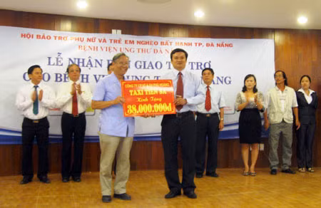 Ông Trịnh Lương Trân, Giám đốc Bệnh viện Ung thư Đà Nẵng tiếp nhận tiền hỗ trợ mua sắm dụng cụ y tế do các nhà hảo tâm trong và ngoài nước trao tặng vào sáng 11/10.
