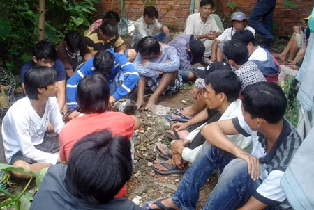 Các đối tượng đá gà bị Phòng CSĐT tội phạm về TTXH Công an Cần Thơ bắt quả tang.