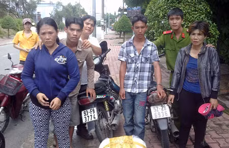 Các đối tượng cùng tang vật khi bị bắt giữ.