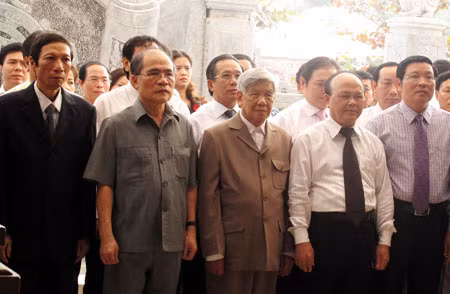 Chủ tịch Quốc hội Nguyễn Sinh Hùng, nguyên Tổng Bí thư Lê Khả Phiêu và các đại biểu tại buổi lễ. Ảnh : TTXVN.