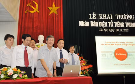Đồng chí Đinh Thế Huynh, Ủy viên Bộ Chính trị, Trưởng ban Tuyên giáo Trung ương ấn nút khai trương Báo Nhân dân điện tử tiếng Trung Quốc. Ảnh: Đăng Khoa.