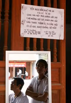 Bài thơ: “Yểm mạch hành nghề thợ cạo” được dịch từ bia đá và lưu truyền trong làng.