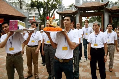 Các thí sinh và ban giám khảo dâng lễ lên thần Cao Sơn đại vương Trấn Nam Phương trước khi bắt đầu tranh tài.