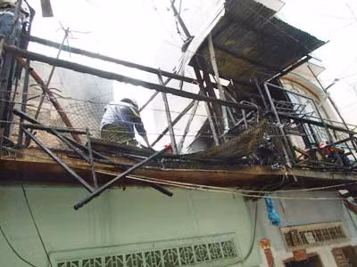 Các chiến sĩ PCCC phải leo lên tận phía trên căn nhà để dập tắt hoàn toàn.
