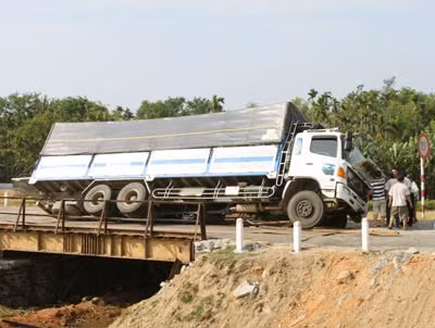 Chiếc ôtô tải hiệu HINO BKS 47P-1395 bị sụp xuống cầu tạm Kỳ Hưng.