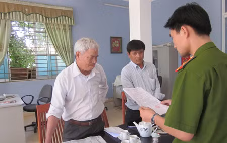 Cơ quan Công an tống đạt các quyết định tố tụng đối với Lương Hạnh.