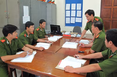 Các chiến sĩ Phòng Truy tìm triển khai kế hoạch truy tìm một đối tượng mất tích.