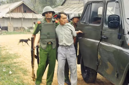 Lý Giống Minh bị bắt và dẫn giải lên xe.
