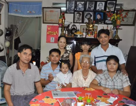 Bà Lâm Thị Út Một hạnh phúc bên cháu nội và những người con riêng của chồng hiện nay.