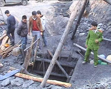 Công an tỉnh Quảng Ninh kiểm tra, xử lý lò khai thác than thổ phỉ.