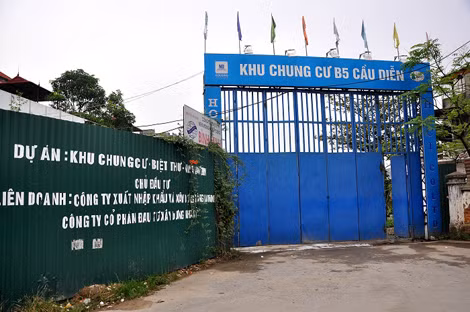 Nhiều khách hàng khốn đốn khi đổ tiền vào dự án B5 Cầu Diễn; chủ đầu tư dự án này đã thu cả trăm tỉ đồng của khách hàng nhưng đến giờ vẫn chỉ là bãi đất.