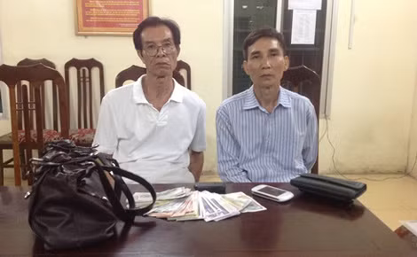 Nguyễn Tất Đạt và Trần Nho Tiện cùng tang vật.