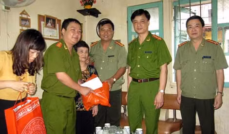 Lãnh đạo Công an TP Hà Nội đến thăm gia đình Thiếu tá Đặng Ngọc Quảng.