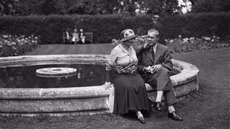 Nữ tác giả điếc và mù Helen Keller (trái).