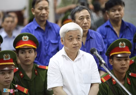 Bầu Kiên nghe tòa tuyên án.