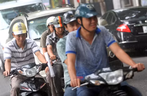 Trinh sát Đội 8, PC45 đang trên đường tuần tra, truy bắt tội phạm cướp giật. Ảnh: Phi Long.