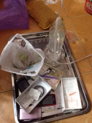 Bộ đồ "đập đá" và số ma túy Phạm Thu Vân giấu trên gác xép.
