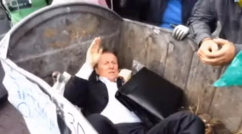 Nghị sĩ Ukraina Vitaly Zhuravsky bị ném vào thùng rác.
