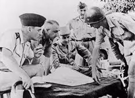 Tướng bốn sao Henri Navarre (thứ ba từ trái sang) họp bàn tác chiến các kế hoạch với thuộc cấp.