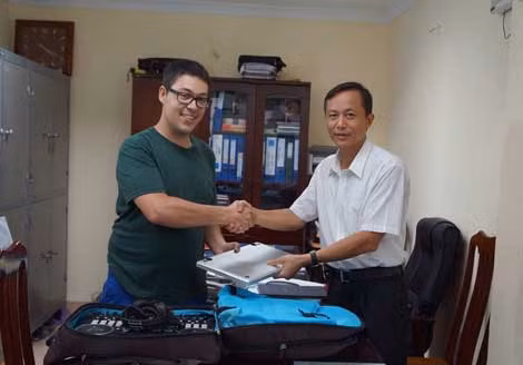 Thượng tá Ngô Văn Đáp (phải) đại diện PC45 trao trả tài sản cho người nước ngoài bị chiếm đoạt trái phép.