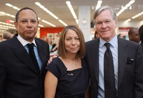 Nhiều tin đồn cho rằng Jill Abramson từ chức là do mâu thuẫn cá nhân với đồng nghiệp Dean Baquet (trái) hay phải nhận mức lương thấp hơn người tiền nhiệm Bill Keller (phải).