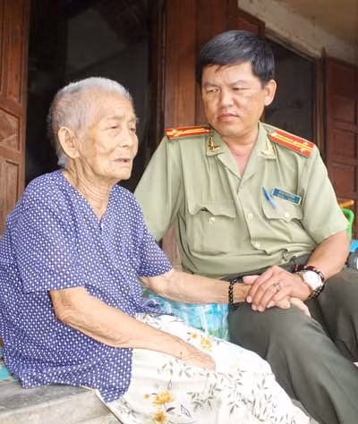 Thượng tá Phạm Như Tùng trong một lần về thăm cụ Nguyễn Thị Thích khi cụ còn sống.