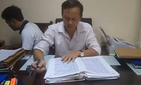 Thượng tá Ngô Văn Đáp nghiên cứu hồ sơ một vụ án.