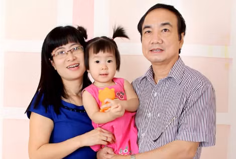 PGS.TS Trần Khánh Thành cùng vợ con.
