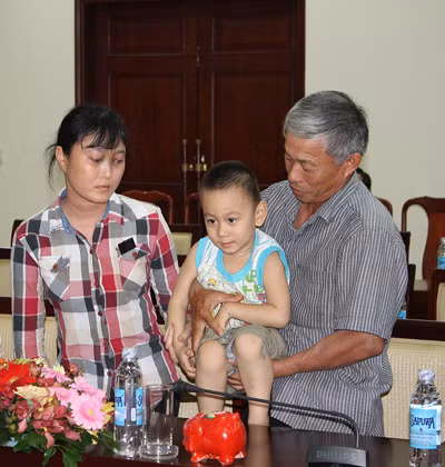 Mẹ con chị Ngọc và ông ngoại.