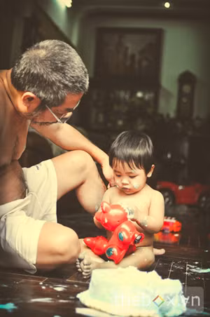 Đạo diễn Lê Hùng và con trai.