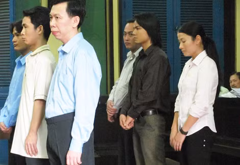 Vợ chồng Trí - Yến cùng đồng bọn tại phiên tòa phúc thẩm.