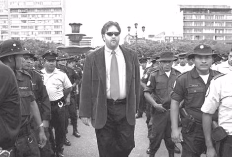 Erwin Sperisen (giữa).