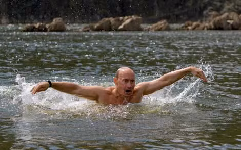 Tổng thống Nga Putin bơi trong hồ nước lạnh ở Siberia.