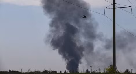 Khói bốc lên từ địa điểm chiếc trực thăng bị bắn rơi, bên ngoài Slovyansk, Ukraina ngày 29/5.