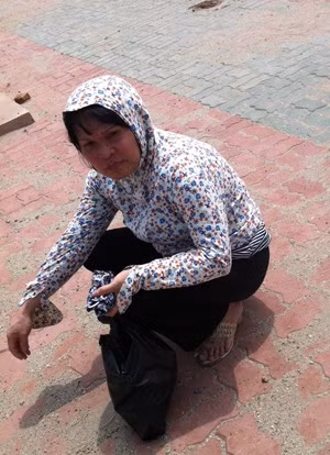 Gã "tám vía" Nguyễn Văn Đa trong bộ dạng phụ nữ khi bị bắt tại sân bay.