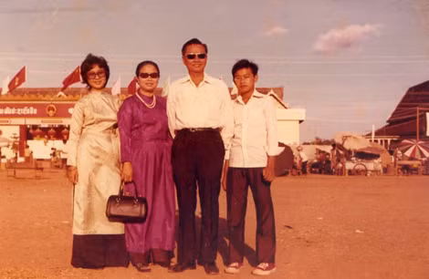 Vợ chồng ông Tống Văn Trinh (đứng giữa) trong thời gian ông hoạt động bí mật tại Lào.