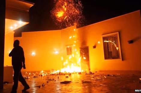 Lãnh sự quán Mỹ ở Benghazi chìm trong biển lửa.
