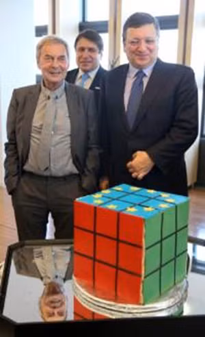 Chủ tịch liên minh châu Âu (EU) Jose Manuel Barroso trước khối rubik lưu niệm, nhân 40 năm ngày ra đời loại đồ chơi trí tuệ này.