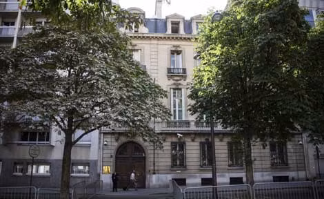 Cổng chính của Đại sứ quán Arập Xêút ở trung tâm Paris, nơi đoàn xe xuất phát.