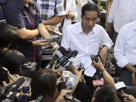 Ông Joko Widodo trả lời phỏng vấn báo giới ngay tại dự án hồ chứa nước ở thủ đô Jakarta ngày 22/7.