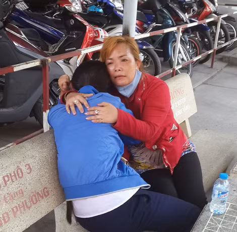 Chị Thúy ôm con khóc ngay sau khi các đối tượng bị Công an Cần Thơ bắt giữ.