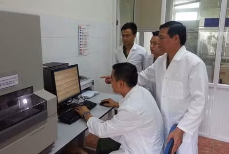 Đại tá Nguyễn Văn Hà, Phó Giám đốc Trung tâm Giám định sinh học pháp lý - Viện Khoa học hình sự, Bộ Công an (người đứng ngoài cùng bìa phải) hướng dẫn, trao đổi kinh nghiệm giám định ADN với các cán bộ trẻ của Trung tâm.