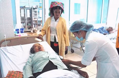 Một bệnh nhân đang được cấp cứu tại Bệnh viện Đa khoa Lai Châu sau khi ăn bọ xít đen. (Ảnh: Vietnam+)