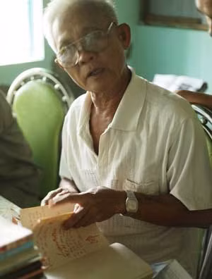 Thầy Ba Chuột đang tra cứu "bí kíp" môn phái.